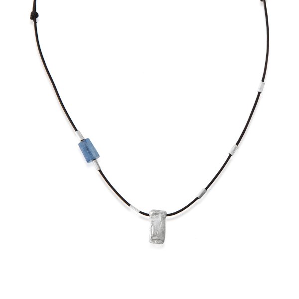 Yassı Gümüş Çubuklu Taşlı Deri Kolye